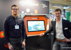 Marco van der Stok (Looye Kwekers) en Ab van Staalduinen (Gearbox Innovation Makers): samen op de foto omdat beide bedrijven ook samenwerken met de implementatie van de GearVision in de verwerkingshal bij Looye. https://www.groentennieuws.nl/article/9183930/met-vision-ai-als-vertrekpunt-groeit-onze-productenfamilie/